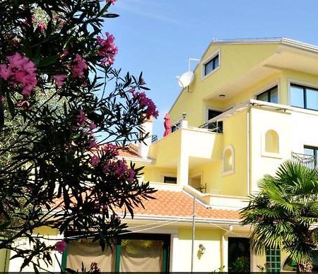Apartments Adri, Parking In The Yard Rovinj Eksteriør billede